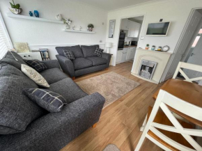 Chalet 145, Hemsby - Two bed chalet, sleeps 5, pet friendly, bed linen and towels included and close to beach!
